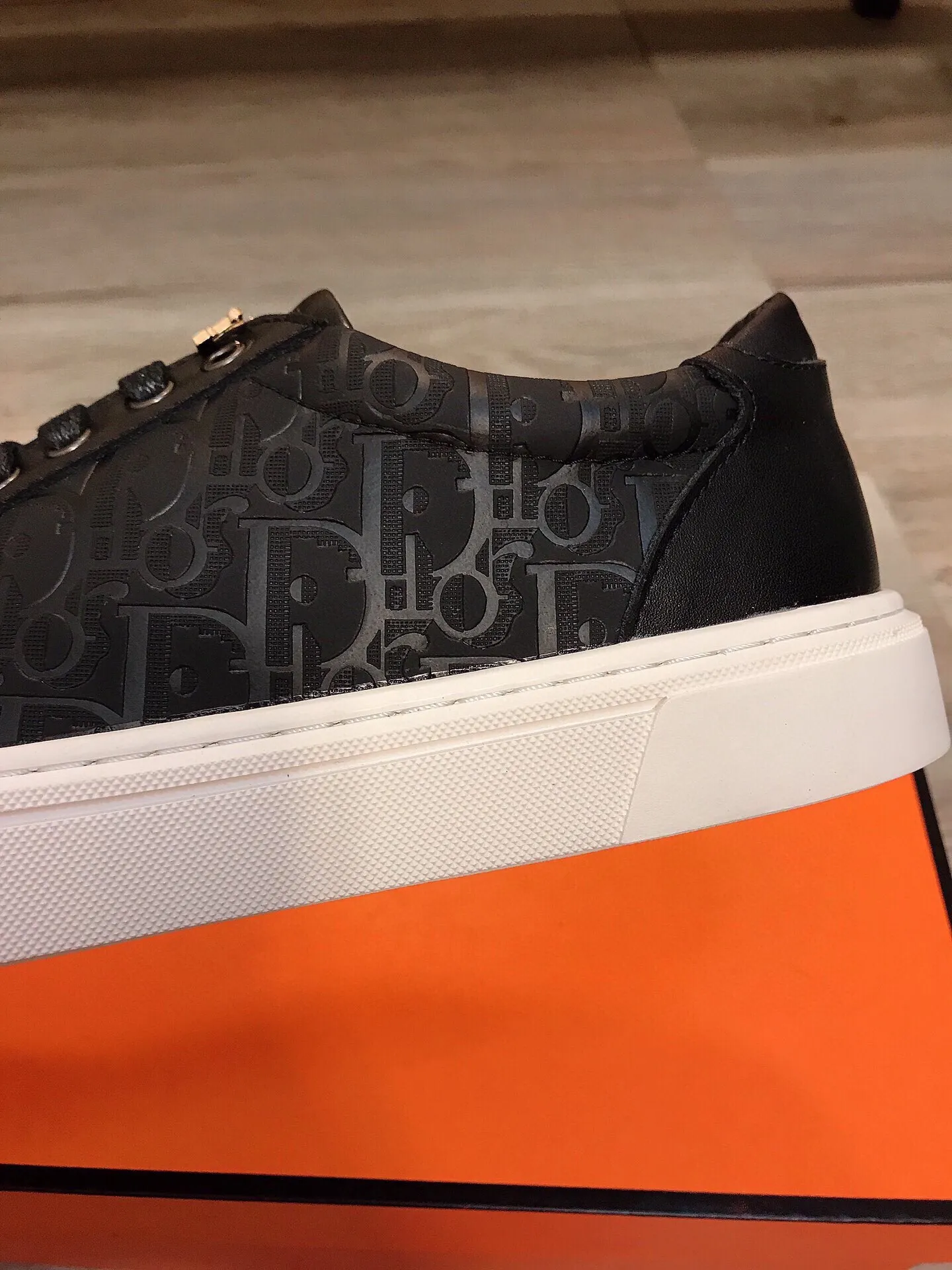 Factory price 360 ​​◾️▫【Dior】Dior's new high-end boutique, men's fashionable casual shoes, quite distinctive. The upper is made of imported soft cowhide + brand-specific embossing, which shows the design style. The genuine leather lining makes the foot feel soft and comfortable. The original wear-resistant special outsole is a must-have item for trendy men! Size: 38-44